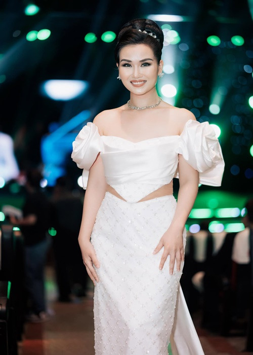 Nữ ca sĩ sinh năm 1990 được ông xã yêu chiều, có con gái đáng yêu.