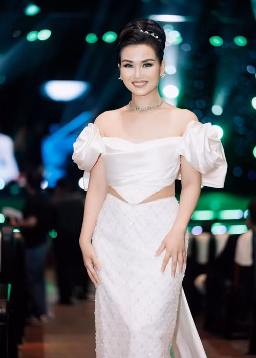 Nữ ca sĩ sinh năm 1990 được ông xã yêu chiều, có con gái đáng yêu.