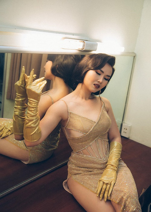 Nữ ca sĩ 33 tuổi chuộng trang phục gợi cảm khi đi hát.