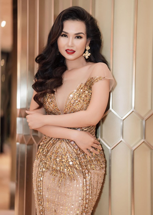 Kiểu dáng bà mẹ một con yêu thích là váy áo bó sát, xuyên thấu.