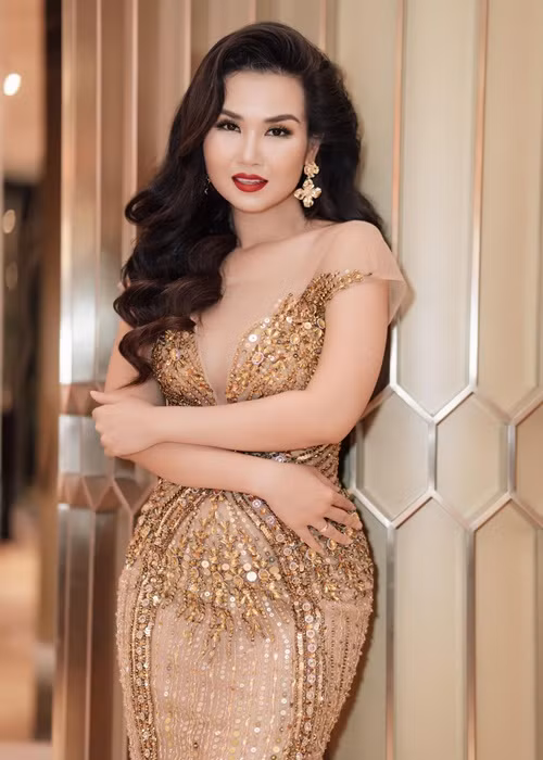 Kiểu dáng bà mẹ một con yêu thích là váy áo bó sát, xuyên thấu.