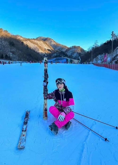 Đặt chân đến xứ sở kim chi, Hương Giang đi trượt tuyết.