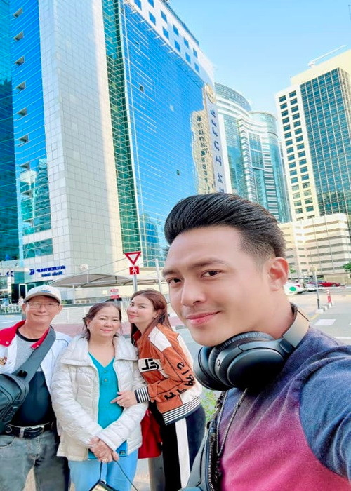 Vợ chồng Thanh Duy - Kha Ly đưa ba mẹ du lịch Dubai.