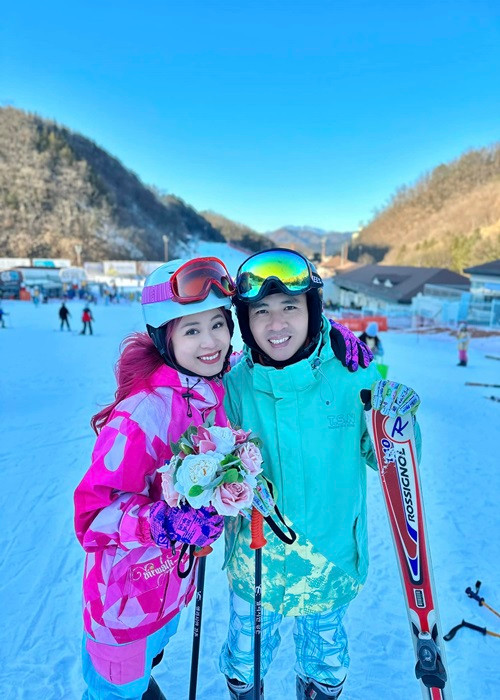 MC Hoàng Linh cùng ông xã Mạnh Hùng cũng du lịch Hàn Quốc. Hoàng Linh cho biết, cô định mặc váy cô dâu chụp ảnh nhưng vì quá lạnh nên đành diện trang phục thể thao.