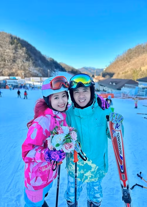 MC Hoàng Linh cùng ông xã Mạnh Hùng cũng du lịch Hàn Quốc. Hoàng Linh cho biết, cô định mặc váy cô dâu chụp ảnh nhưng vì quá lạnh nên đành diện trang phục thể thao.