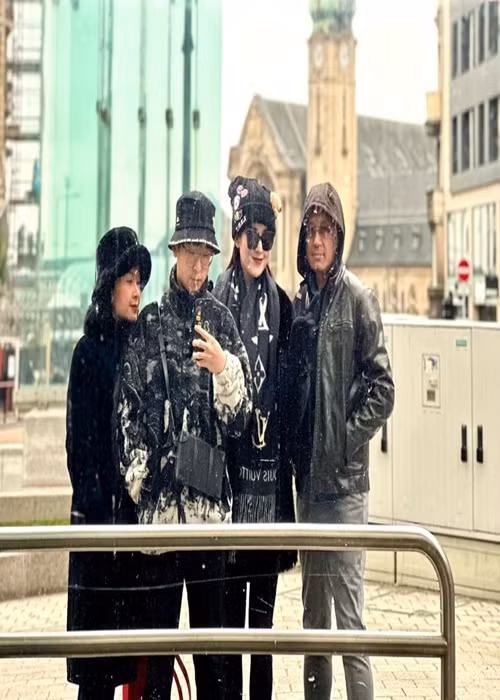 Nàng á hậu du xuân cùng gia đình ở trời Tây.