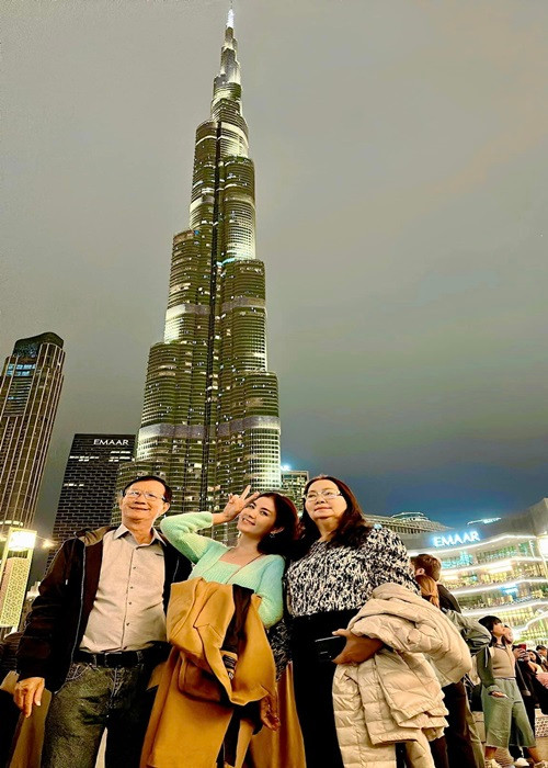 Kha Ly chia sẻ: “Chuyến đi này cảm thấy hạnh phúc vô cùng vì có ba mẹ, mình chỉ mong sao ba mẹ được vui vẻ và hạnh phúc khi ở tuổi xế chiều, ba mẹ còn khỏe mạnh tranh thủ cho đi chơi, mai mốt già đi không nổi thì muốn đi cũng không đi được”.