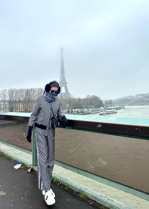 Huyền My khoe ảnh ở Paris (Pháp).
