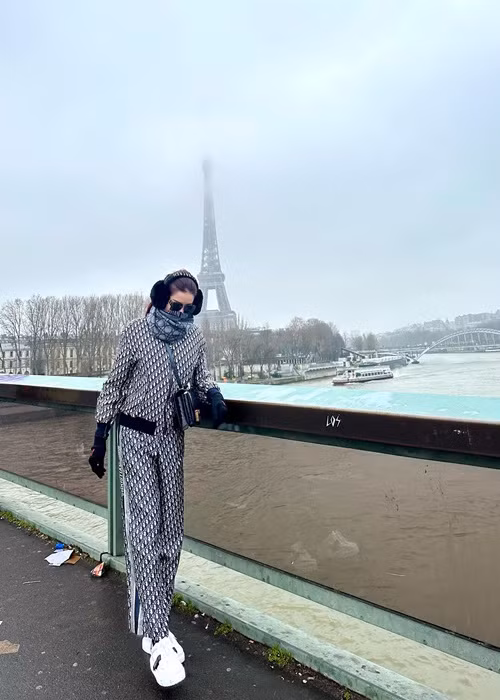 Huyền My khoe ảnh ở Paris (Pháp).