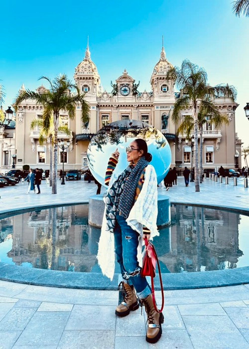 Nữ ca sĩ hiện tại ở Monaco.