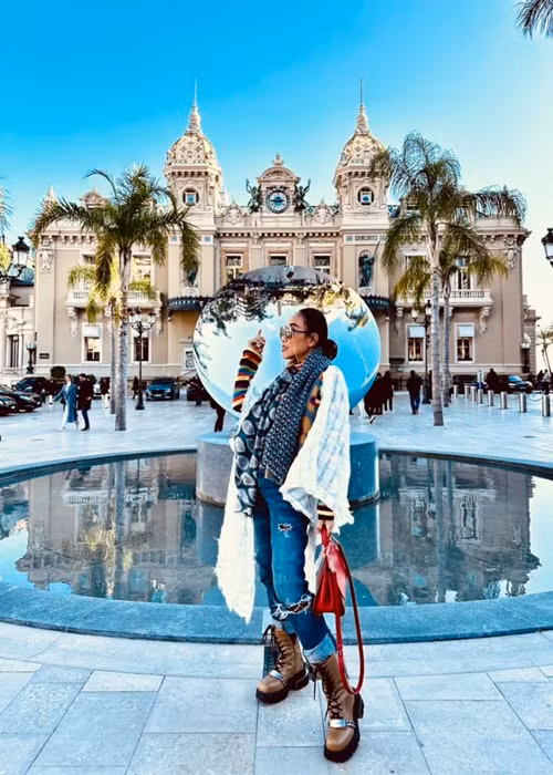 Nữ ca sĩ hiện tại ở Monaco.