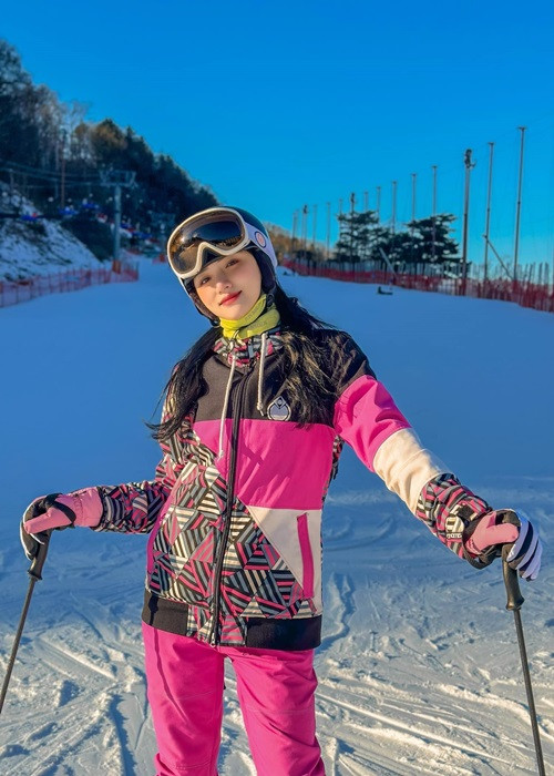 Hương Giang là một trong số những sao Việt du xuân ở nước ngoài. Hiện tại, nữ ca sĩ du lịch ở Hàn Quốc.