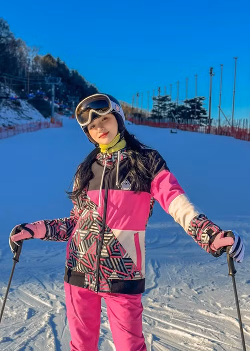 Hương Giang là một trong số những sao Việt du xuân ở nước ngoài. Hiện tại, nữ ca sĩ du lịch ở Hàn Quốc.