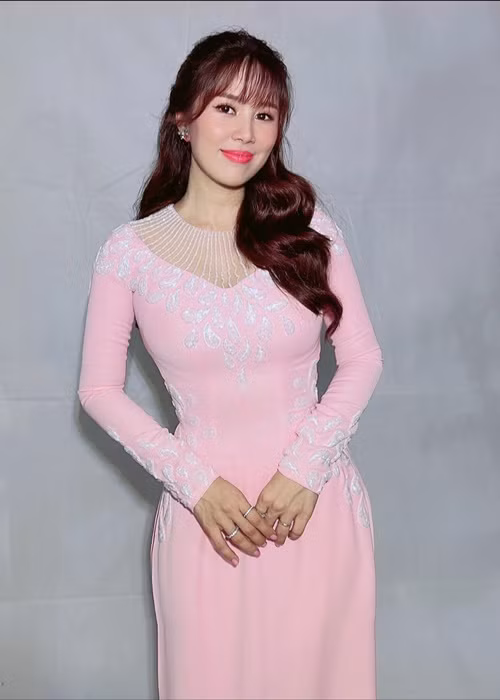 Lê Phương từng có màn giảm cân ngoạn mục sau khi sinh lần 2. Cô đã giảm gần 30kg.