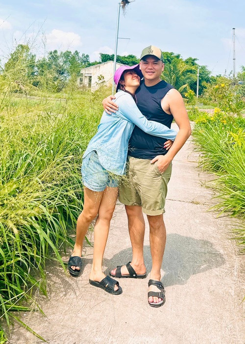 Lê Phương nghỉ ngơi ăn uống thả ga ngày Tết bên chồng con.