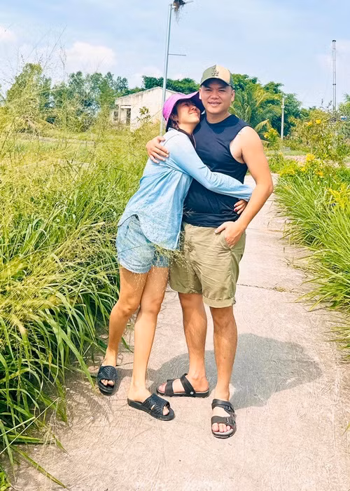 Lê Phương nghỉ ngơi ăn uống thả ga ngày Tết bên chồng con.