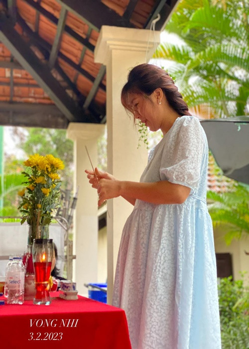 Lê Phương cũng tăng cân sau Tết. Bà mẹ hai con than thở trên trang cá nhân: "Đây là cái bụng sau Tết! Thắp nhang từ chiều, chỉ xin sáng mai thức dậy cái bụng tự nhiên mất tiêu có được không?”.