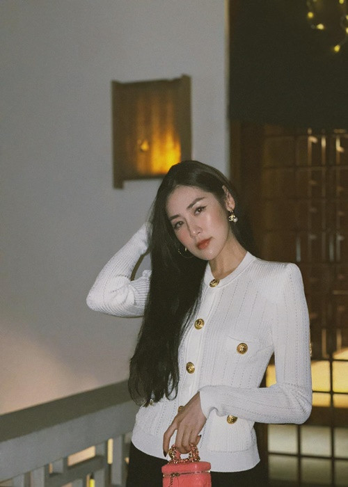 Sau Tết, Á hậu Tú Anh cũng tăng cân. Người đẹp tăng 4kg. Dù trông khuôn mặt có hơi đầy đặn hơn trước nhưng sắc vóc bà mẹ một con vẫn đỉnh cao.