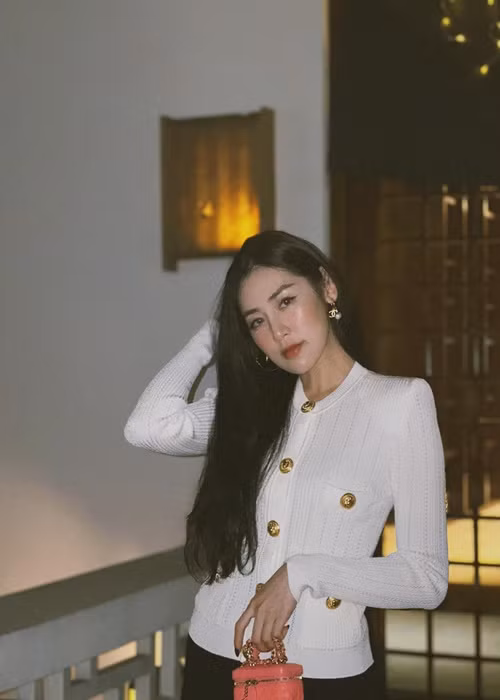 Sau Tết, Á hậu Tú Anh cũng tăng cân. Người đẹp tăng 4kg. Dù trông khuôn mặt có hơi đầy đặn hơn trước nhưng sắc vóc bà mẹ một con vẫn đỉnh cao.