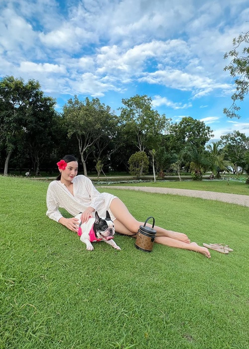 Nhiều người cho rằng Lê Thúy thu hút người đối diện không phải nhờ vòng một mà bởi thần thái của cô.