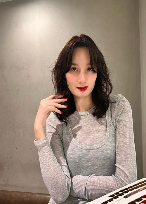 Diện mạo của Lê Thúy được khen ngợi xinh đẹp hơn sau khi tiêm filler cằm cũng như thay đổi kiểu tóc.