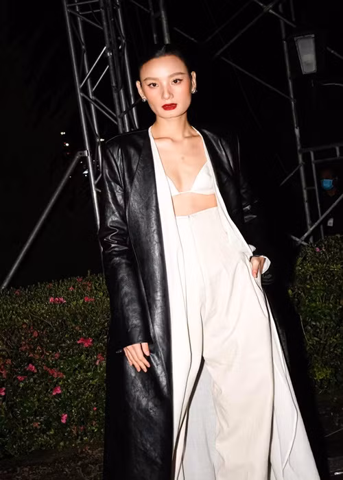 "Nhan sắc đã thay đổi ngoạn mục cho em Thúy, giờ gặp ai giao lưu tự tin cười tươi chứ không phải lấy tay che hàm răng ngắn và vàng khè đen xấu đi nữa rồi. Em hỏi thật mọi người là mọi người thấy em xinh lên chút nào không, chứ bữa giờ em gặp ai cũng tưởng em mới đi độn cằm với tiêm gọn hàm", Lê Thúy chia sẻ.