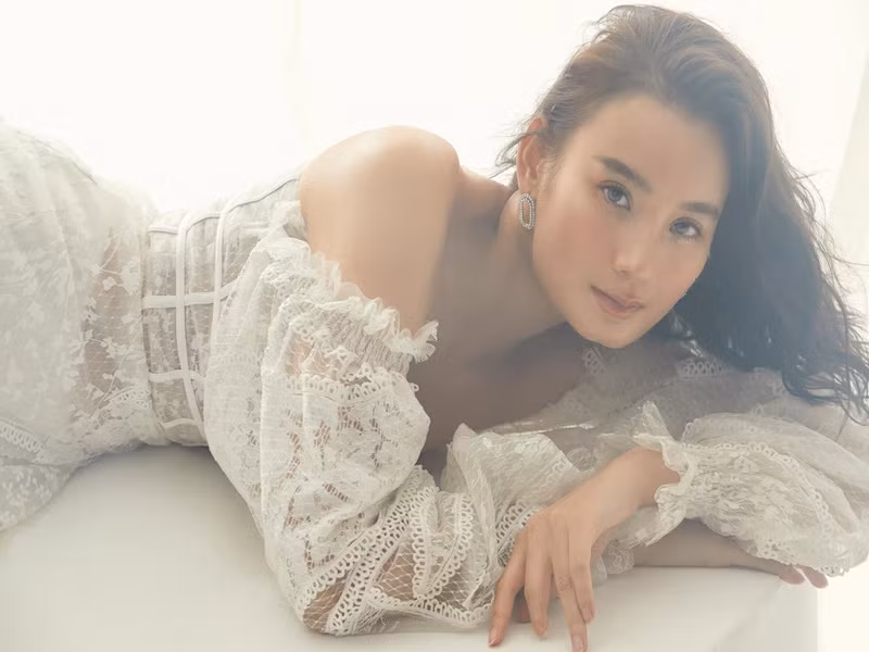 Lê Thúy sở hữu gương mặt vuông vắn. Vì vậy, hồi tháng 4/2022, chân dài quyết định cắt lợi, hạ xương hàm và sửa lại răng.