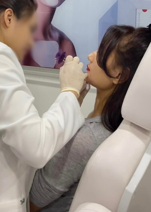 Nữ người mẫu công khai hình ảnh chỉnh sửa gương mặt.