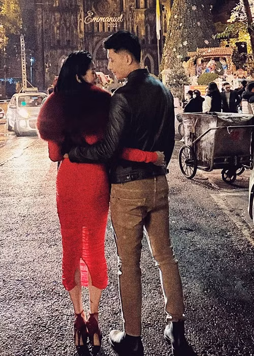 Kể từ khi gắn bó đến nay, Lâm Bảo Châu luôn chiều chuộng Lệ Quyên. Anh trổ tài nấu ăn cho nữ hoàng Bolero, trở thành huấn luyện viên gym tại gia cho bạn gái.