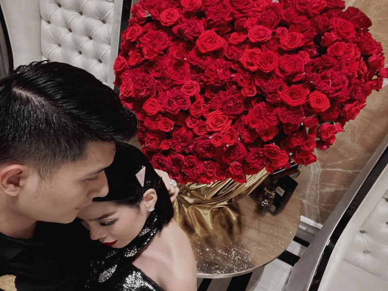 Lệ Quyên cảm ơn Lâm Bảo Châu luôn nắm chặt tay cô vượt qua khó khăn, nuôi dưỡng hạnh phúc.