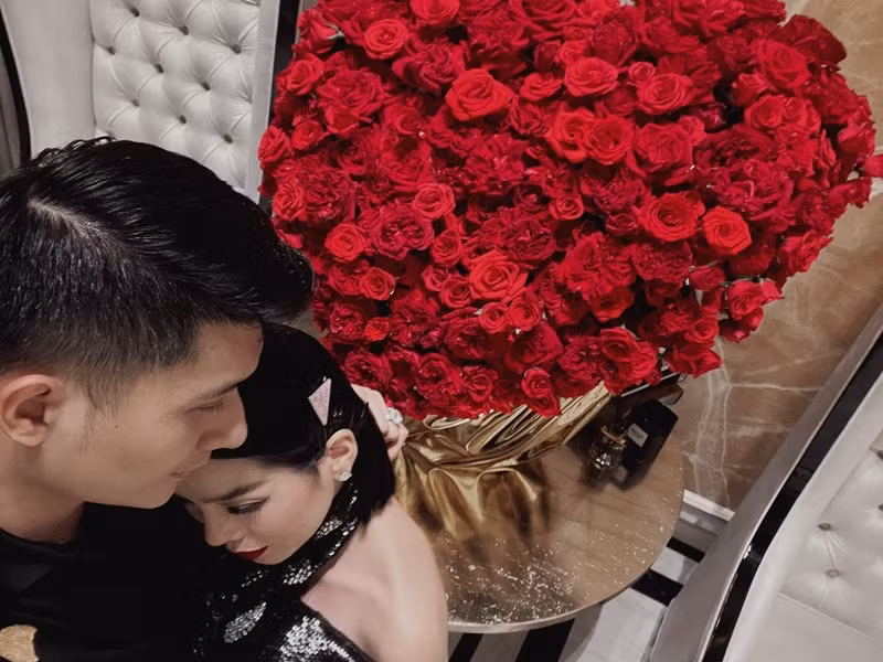 Lệ Quyên cảm ơn Lâm Bảo Châu luôn nắm chặt tay cô vượt qua khó khăn, nuôi dưỡng hạnh phúc.