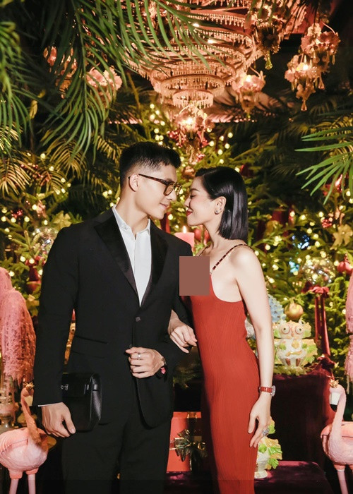 Chia sẻ về chuyện tình cảm trên trang cá nhân, Lâm Bảo Châu bày tỏ: “Có lẽ chưa từng nghĩ mình sẽ có một tình yêu đặc biệt vậy, đến tận giờ mình vẫn nghĩ làm thế nào lại yêu được một cô gái như vậy, một người phụ nữ thông minh, quyến rũ, giỏi giang, chu toàn có thể lấy hàng triệu trái tim trên sân khấu mà gửi trái tim của chính bản thân cho mình. Nhiều lúc nghĩ đùa em quả thật là người đa nhân cách lúc thì là bà già “kể chuyện” trên sân khấu lúc thì là bé gái nhắng nhít tay nắm tay anh, có lẽ sự thu hút không chỉ bởi từ một người đàn bà quyến rũ mà còn là những điều thú vị hấp dẫn bên trong con người”.