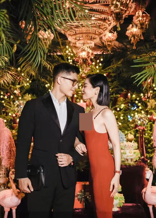 Chia sẻ về chuyện tình cảm trên trang cá nhân, Lâm Bảo Châu bày tỏ: “Có lẽ chưa từng nghĩ mình sẽ có một tình yêu đặc biệt vậy, đến tận giờ mình vẫn nghĩ làm thế nào lại yêu được một cô gái như vậy, một người phụ nữ thông minh, quyến rũ, giỏi giang, chu toàn có thể lấy hàng triệu trái tim trên sân khấu mà gửi trái tim của chính bản thân cho mình. Nhiều lúc nghĩ đùa em quả thật là người đa nhân cách lúc thì là bà già “kể chuyện” trên sân khấu lúc thì là bé gái nhắng nhít tay nắm tay anh, có lẽ sự thu hút không chỉ bởi từ một người đàn bà quyến rũ mà còn là những điều thú vị hấp dẫn bên trong con người”.