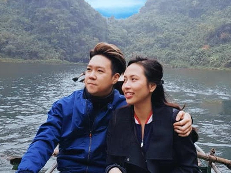 Lê Hiếu từng chia sẻ yêu vợ hơn khi trở về nhà sau vài ngày đi diễn xa. Anh nói: “Trở về nhà sau khi đi diễn một vài ngày, vợ chồng tôi có nhiều chuyện để nói với nhau hơn, tình cảm cũng mặn nồng hơn, cảm thấy yêu nhau hơn. Nếu ngày nào cũng gặp nhau thì có thể chưa chắc có cảm giác nhớ nhung như vậy”.