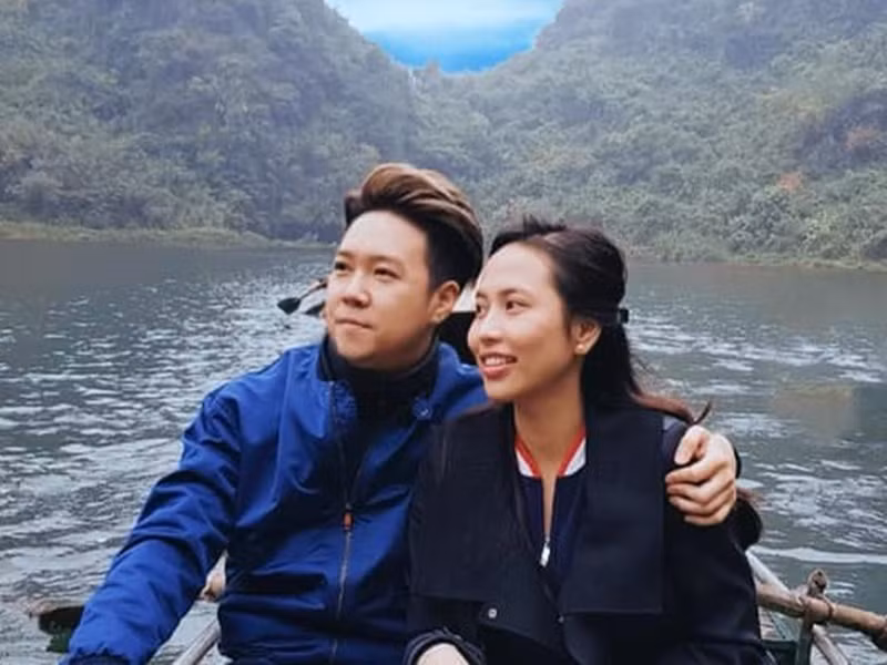 Lê Hiếu từng chia sẻ yêu vợ hơn khi trở về nhà sau vài ngày đi diễn xa. Anh nói: “Trở về nhà sau khi đi diễn một vài ngày, vợ chồng tôi có nhiều chuyện để nói với nhau hơn, tình cảm cũng mặn nồng hơn, cảm thấy yêu nhau hơn. Nếu ngày nào cũng gặp nhau thì có thể chưa chắc có cảm giác nhớ nhung như vậy”.