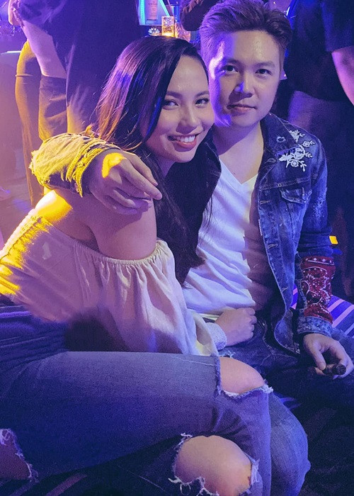 Nam ca sĩ thường đi diễn từ giữa tuần đến cuối tuần, còn những ngày đầu tuần là dành cho bà xã.