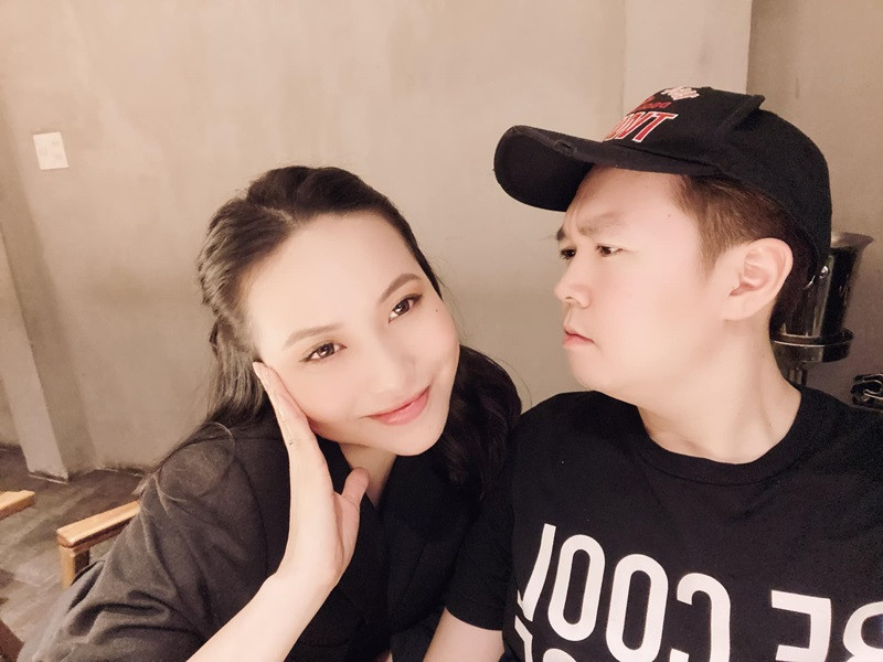 Lê Hiếu khẳng định, anh luôn làm những gì tốt nhất cho vợ. Nam ca sĩ hay dành những lời khen thật lòng cho vợ.