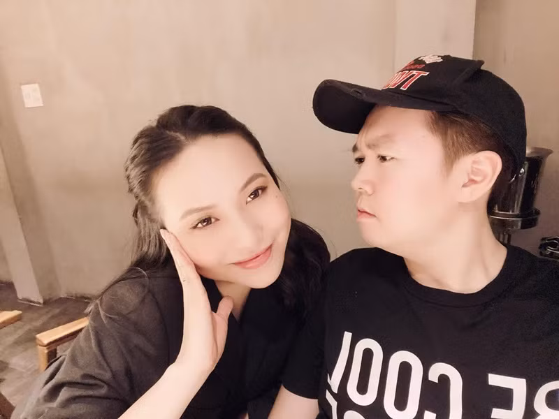 Lê Hiếu khẳng định, anh luôn làm những gì tốt nhất cho vợ. Nam ca sĩ hay dành những lời khen thật lòng cho vợ.