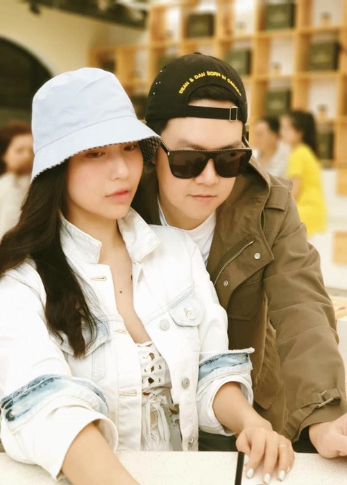 Trong cuộc phỏng vấn với Dân Trí, Lê Hiếu tiết lộ, vợ hay cho anh nhiều lời khuyên. “Cô ấy không can thiệp về chuyên môn nhưng là người “đẩy” tôi ở phía sau. Ngày xưa tôi hơi ù lì, ra bài hát hay làm gì cũng chậm còn cô ấy làm gì cũng nhanh. Đã ra mục tiêu, muốn làm gì cô ấy cũng động viên tôi làm bằng được, làm trong ngày luôn. Chính vì vậy nên tôi có động lực, không thể ỷ lại được”, anh nói.