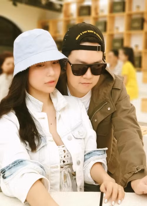 Trong cuộc phỏng vấn với Dân Trí, Lê Hiếu tiết lộ, vợ hay cho anh nhiều lời khuyên. “Cô ấy không can thiệp về chuyên môn nhưng là người “đẩy” tôi ở phía sau. Ngày xưa tôi hơi ù lì, ra bài hát hay làm gì cũng chậm còn cô ấy làm gì cũng nhanh. Đã ra mục tiêu, muốn làm gì cô ấy cũng động viên tôi làm bằng được, làm trong ngày luôn. Chính vì vậy nên tôi có động lực, không thể ỷ lại được”, anh nói.