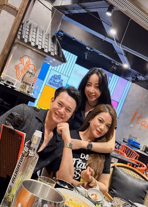 Trương Ngọc Ánh và bạn trai kém 14 tuổi dính như hình với bóng.