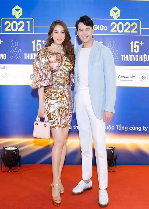 Trước khi đến với Anh Dũng, Trương Ngọc Ánh từng qua một lần đò, có một cô con gái riêng. Ngoài ra, nữ diễn viên hơn bạn trai đến 14 tuổi.