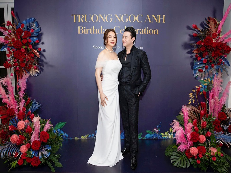 Nhận xét về tình trẻ, Trương Ngọc Ánh chia sẻ trên Dân Việt: "Anh Dũng chững chạc, điềm tĩnh chứ không nông nổi so với độ tuổi. Đây là điều tôi luôn tự tin ở bạn trai. Anh chịu học hỏi, đọc nhiều sách, nghiên cứu nên có những quyết định mà ngay cả tôi nhiều lúc không ngờ đến. Anh Dũng không ham mê nổi tiếng, không đến với tôi vì mục đích nào cả. Ngược lại, Anh Dũng luôn xuất hiện bên tôi thầm lặng, không ồn ào và luôn làm được những điều anh ấy thích. Ở bên anh, tôi thấy sáng suốt hơn, người ta nói 'Gần mực thì đen, gần đèn thì sáng' là vậy”.