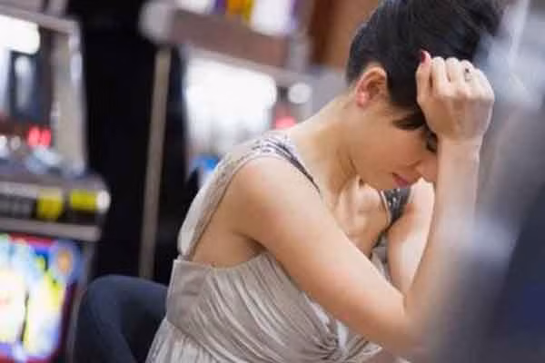 Dung ngoi khong yen khi biet canh bi dat cua chong cu