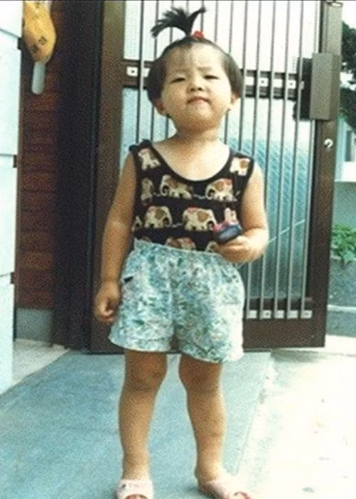 Khi còn nhỏ, Song Joong Ki được bố mẹ buộc tóc túm đuôi ngựa, mặc quần áo hồng. “Chắc bố mẹ muốn sinh em gái nên tạo hình cho tôi như vậy”, Song Joong Ki tiết lộ. Ảnh: Khám phá