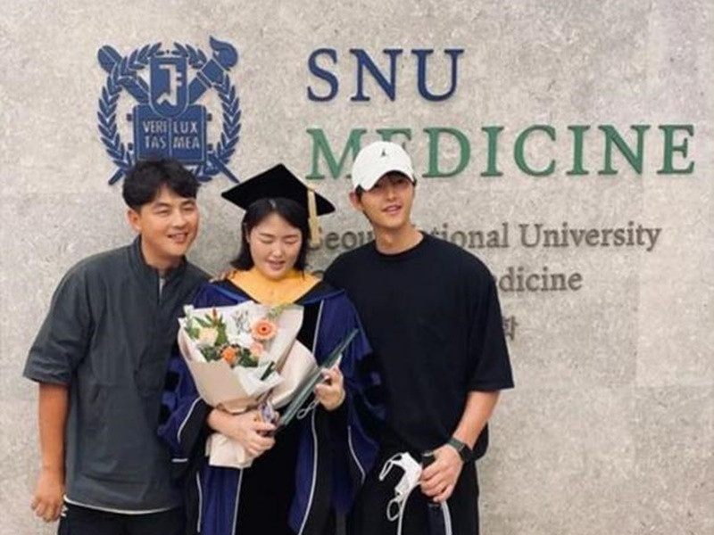 Anh trai và em gái của Song Joong Ki đều không hoạt động nghệ thuật. Trong gia đình, anh cả Song Seung Ki đã lập gia đình và có hai con trai, em gái út Song Se Ki là tiến sĩ y khoa. Ảnh: Bảo vệ công lý