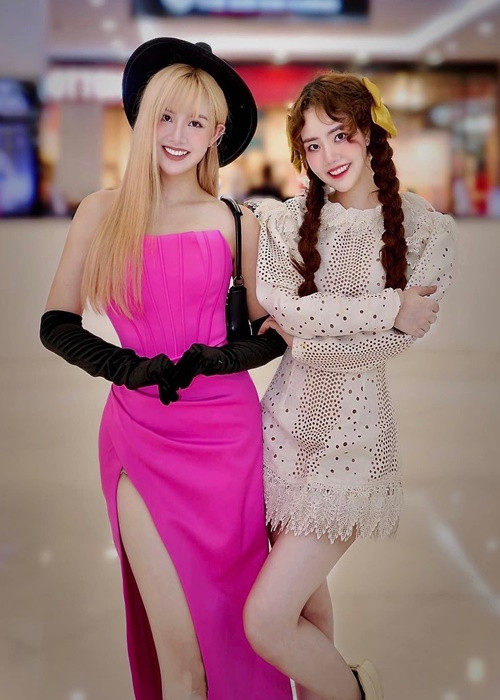 Bảo Anh có chị gái song sinh tên Bảo Trân. Cả hai có vẻ ngoài rất giống nhau.