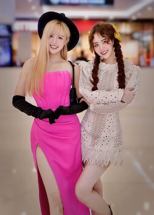 Bảo Anh có chị gái song sinh tên Bảo Trân. Cả hai có vẻ ngoài rất giống nhau.