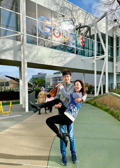 Jennifer Phạm được con trai đầu lòng Bảo Nam bế bổng trong chuyến du xuân.