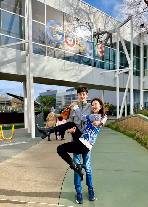 Jennifer Phạm được con trai đầu lòng Bảo Nam bế bổng trong chuyến du xuân.